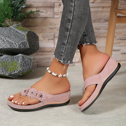 FLORELLA | Zomerse slippers met bloemendetail en verhoogde zool