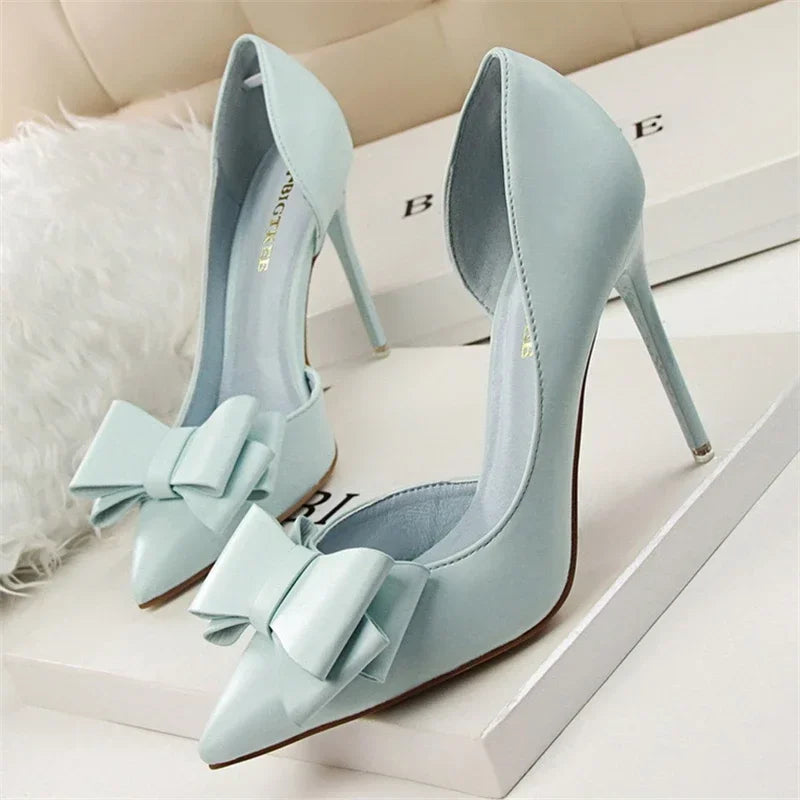 MAELLE | Chique pumps met strikdetail en puntige neus