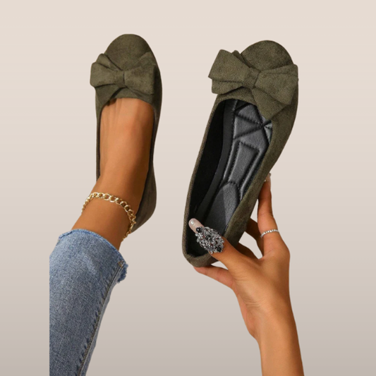 ALÉNIA | Suède ballerina met strikdetail en comfortabele zool