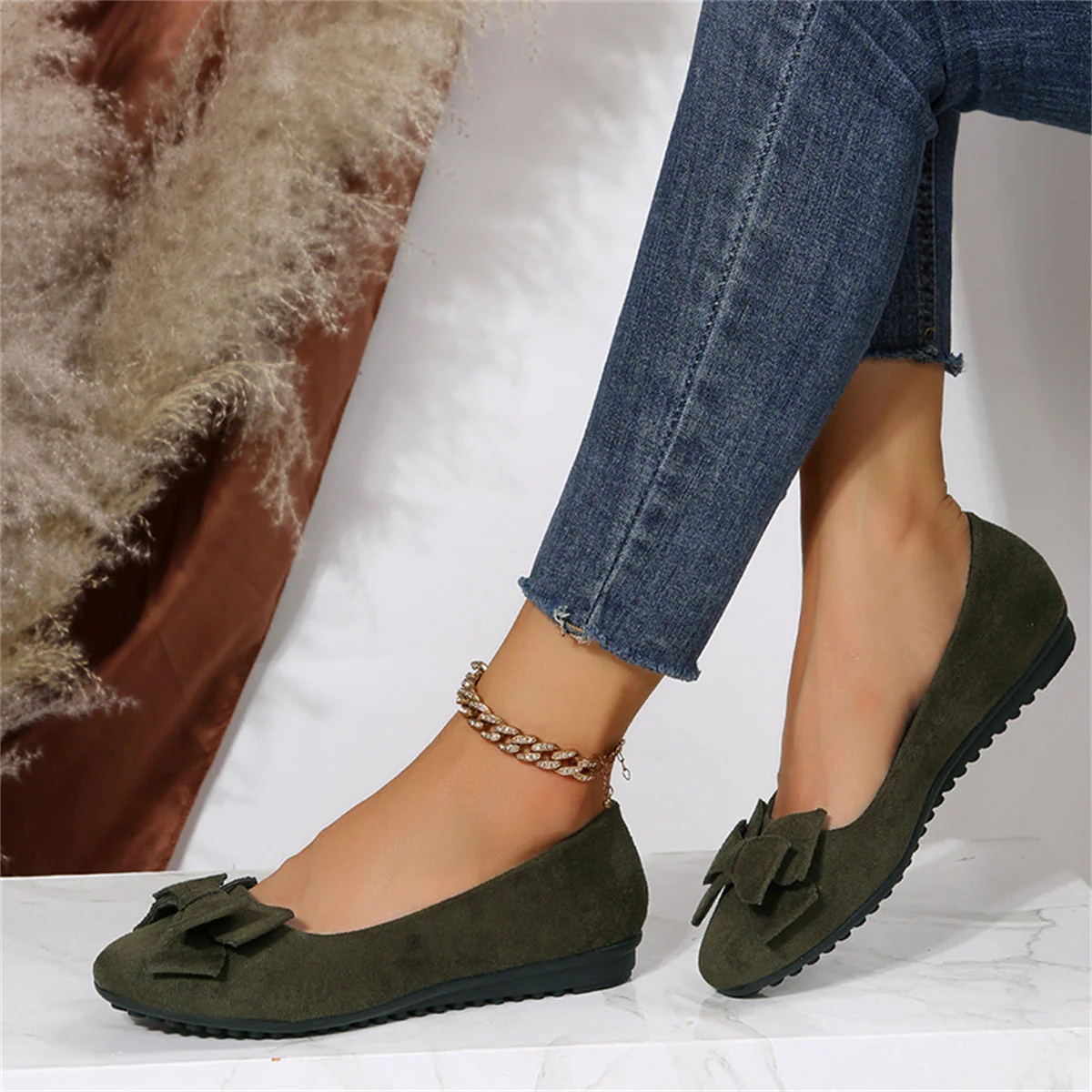 ALÉNIA | Suède ballerina met strikdetail en comfortabele zool