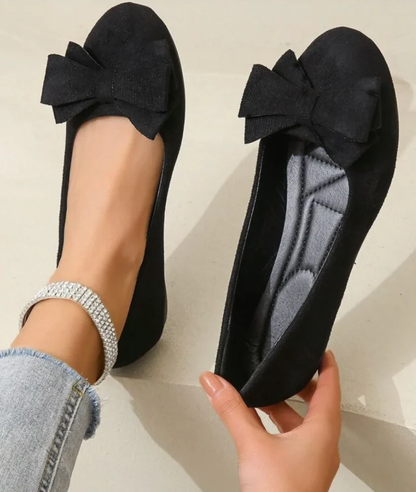 ALÉNIA | Suède ballerina met strikdetail en comfortabele zool