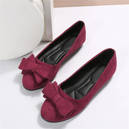ALÉNIA | Suède ballerina met strikdetail en comfortabele zool